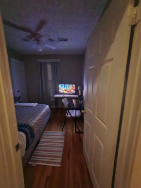 Cozy Family Room with three beds, Smart TV, Free WiFi Coffee